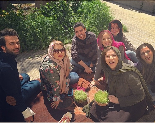 تصویری از سحر دولتشاهی و همکارانش در روز سیزده بدر