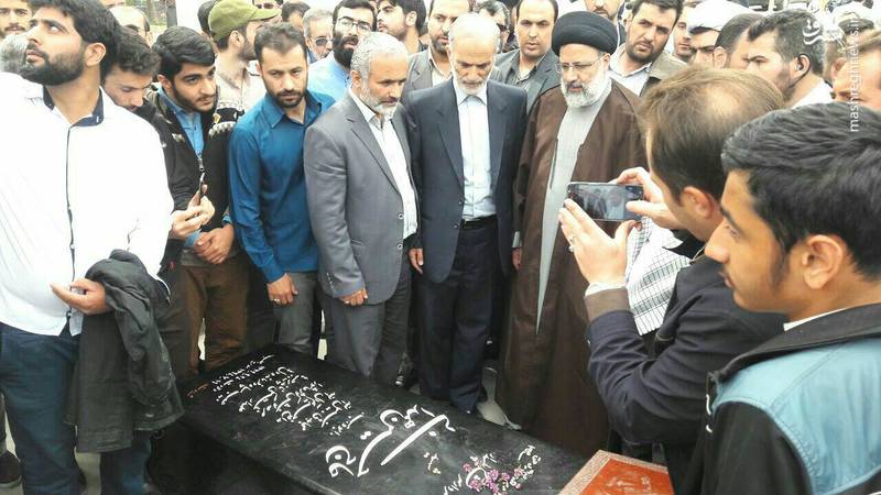 رئیسی بر سر مزار شهید مدافع حرم سرلشکر همدانی/عکس