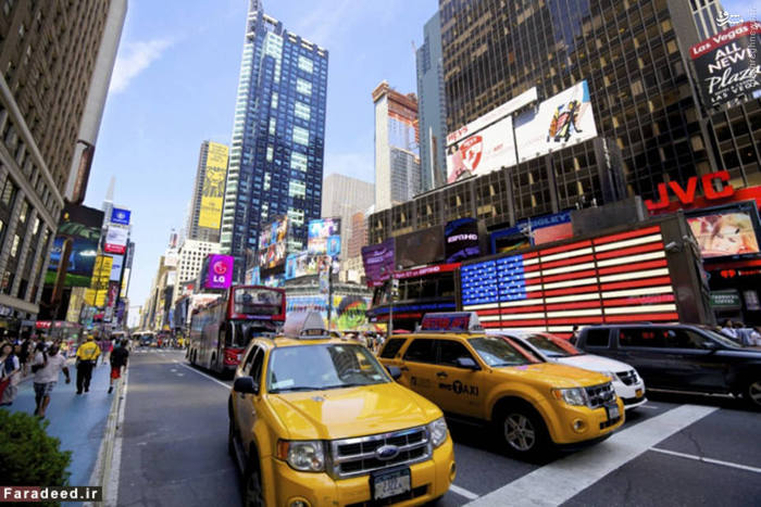 رتبه نهم ثروتمندترین: ایالات متحده امریکا درآمد سرانه: 57000 دلار ایالات متحده آمریکا در اواسط سال 2015 با تولید ناخالص داخلی 17.914 تریلیون دلار بزرگترین اقتصاد جهان را داشته است. در حال حاضر آمریکا بزرگترین تولید کننده نفت و گاز طبیعی در جهان است. این کشور یکی از بزرگترین کشورهای تجاری، و همچنین دومین تولید کننده است. آمریکا میزبان بورس اوراق بهادار نیویورک است که بزرگترین بازار سهام در جهان به شمار میرود. ایالات متحده دارای جمعیت کل 322 میلیونی است که به عنوان سومین کشور پرجمعیت پس از چین و هند به حساب میاید