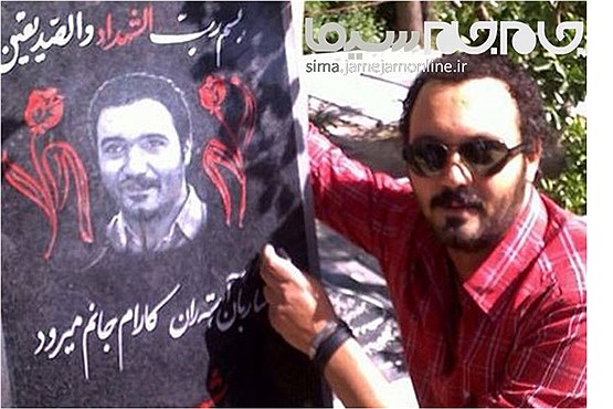 کامبیز دیرباز بر سر مزارش/ عکس