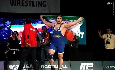 24 فروردین آمریکا مقابل ایران زانو زد؛ تیم ملی کشتی ایران موفق شد با شکست تیم آمریکا در خاک خود برای چهارمین بار پیاپی قهرمان جام جهانی کشتی آزاد شود.