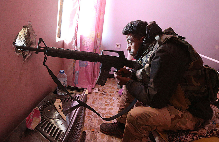 تک تیر انداز عراقی در خط مقدم نبرد با داعش/عکس