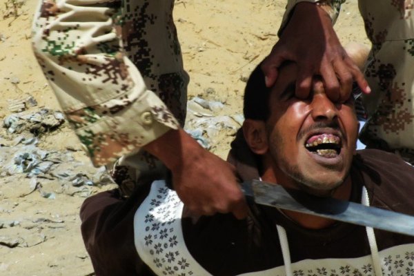 اعدام فجیع مرد مصری توسط جلاد داعش/ عکس