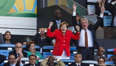 مرکل کسی است که بر رفتار و کنش خود تسلط دارد و در ابراز احساسات و نمایش هیجانات درونی نهایت امساک و صرفه‌جویی را به کار می‌بندد. اما در رقابت‌های جام جهانی برزیل، همه قواعد و قول و قرارها را به کناری نهاد و همراه با رئیس جمهوری آلمان، یوآخیم گاوک، احساسات خود را به نمایش گذاشت. نمایش هیجان اما نه تنها از ارزش او نکاست، بلکه بر محبوبیت او افزود.