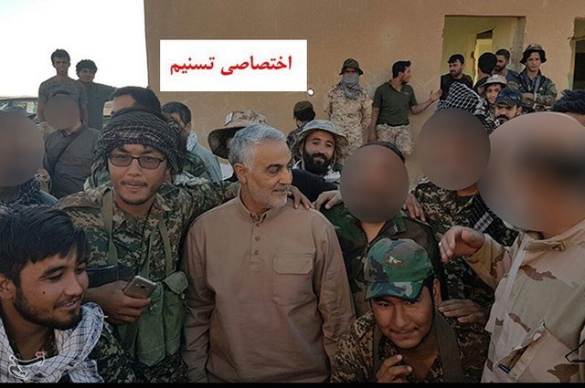 نماز شکر حاج قاسم سلیمانی در مرز عراق و سوریه/تصاویر