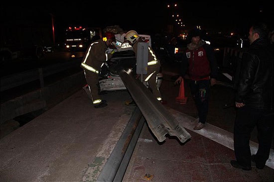 تصاویر/ تصادف عجیب سمند با سرنشینانی کمتر از ۱۶ سال!