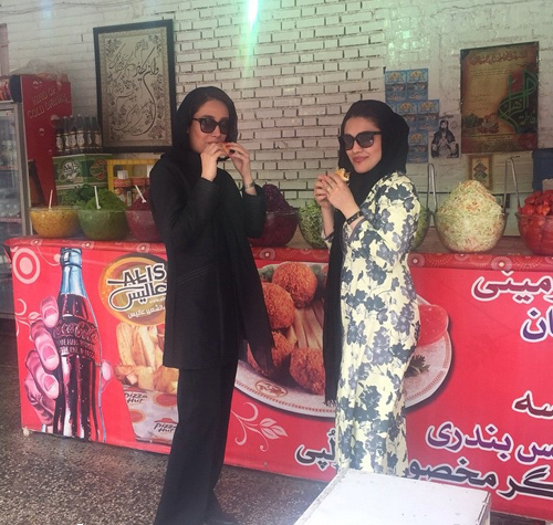 تصویر دیدنی از خانم بازیگر در فلافلی