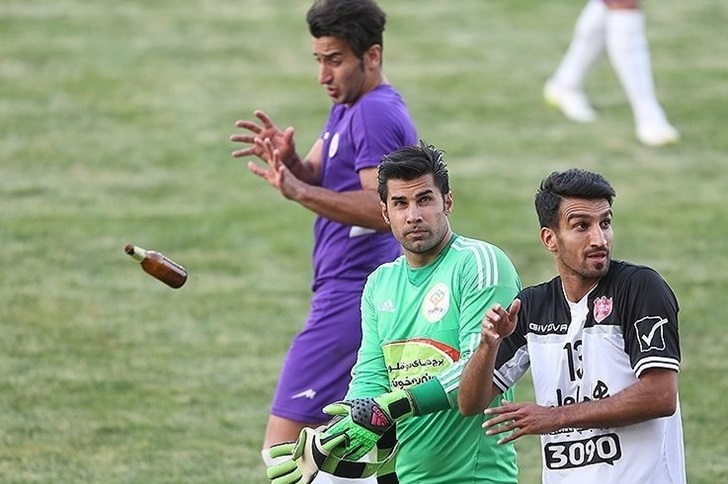 عکس ویژه/ هواداران پرسپولیس، گلر استقلالی را بطری باران کردند!