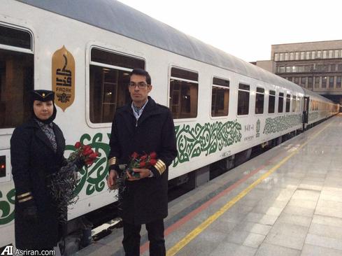 مهمانداران و مسافران قطار ساعت ١٧:٢٢ به مقصد مشهدمقدس، يادبود سومين روز درگذشت هموطنان مان در سانحه هفت خوان را با گلباران محل حادثه، گرامي مي دارند.