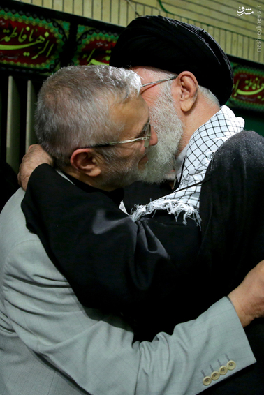 بوسه رهبری بر گونه حاج منصور/ عکس