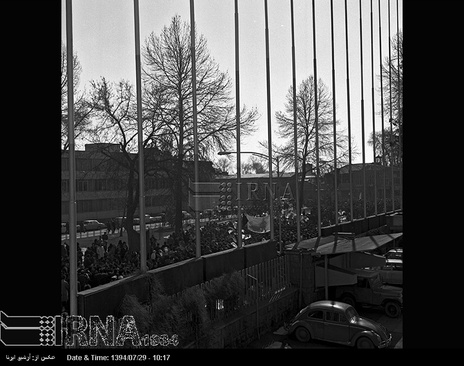 روز عاشورای حسینی (13بهمن 1352)، مردم تهران درمراسم عزاداری در محدوده بازار تهران شرکت می کنند