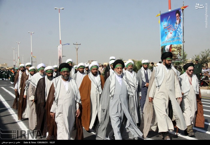 رژه روحانیون از مفابل جایگاه در یزد/عکس