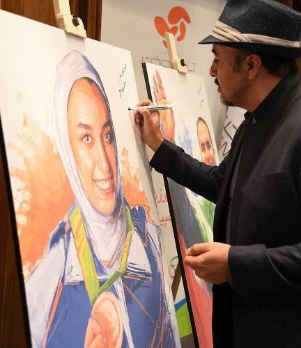 تصویری از رضا عطاران در حال امضای تابلوی کیمیا ایران