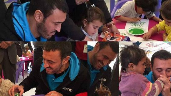 حضور خواننده معروف عرب در میان کودکان آواره/عکس