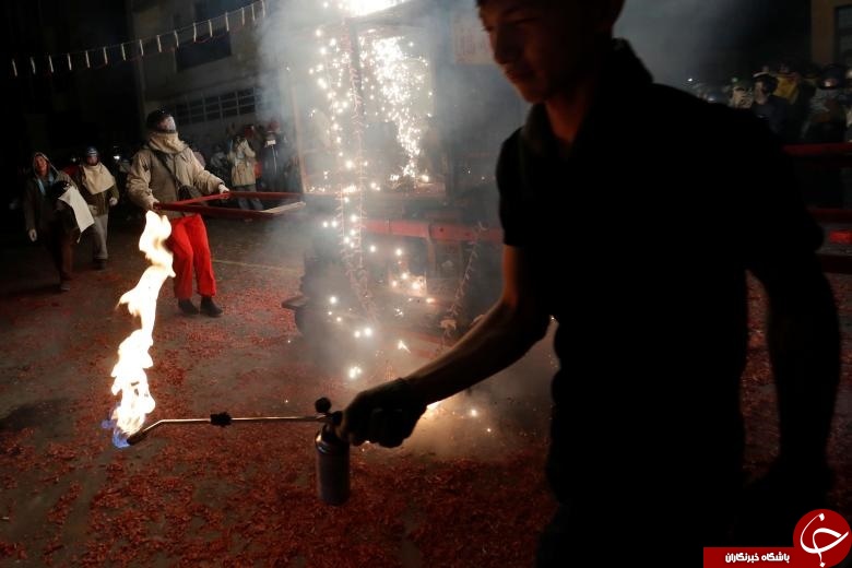 چهارشنبه‌سوری به سبک تایوانی‌ها +تصاویرچند رسانه‌ای عکس - جوانان تایوانی جشنواره آتش بازی را با کلاه های ایمنی در شهر تاینان این کشور برگزار کردند. چهارشنبه‌سوری به سبک تایوانی‌ها +تصاویر