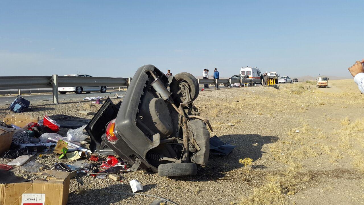 تصاویر / نصف شدن پراید در تصادف با گاردریل در اتوبان همدان- ساوه