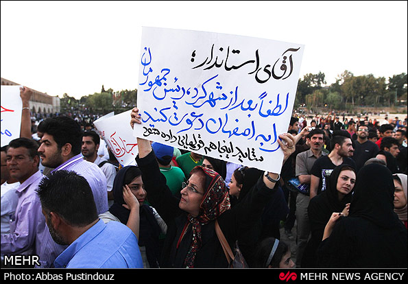 روایتی تصویری از زاینده رود خشک شده و خشم لبریز شده اصفهانی‌ها