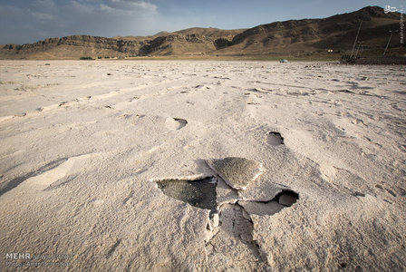 لایه خشک شده نمک که زیر آن لایه لجن مرطوب با بوی ماهی گندیده قرار دارد و برای ماشین و وسایل سنگین بسیار خطرناک است.br / 