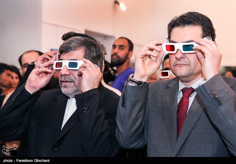 جنتی در حال تماشای فیلم سه بعدی/ عکس