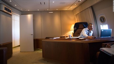 باراک اوباما در حال کار با کامپیوترش در سفرهوایی، فوریه 2014