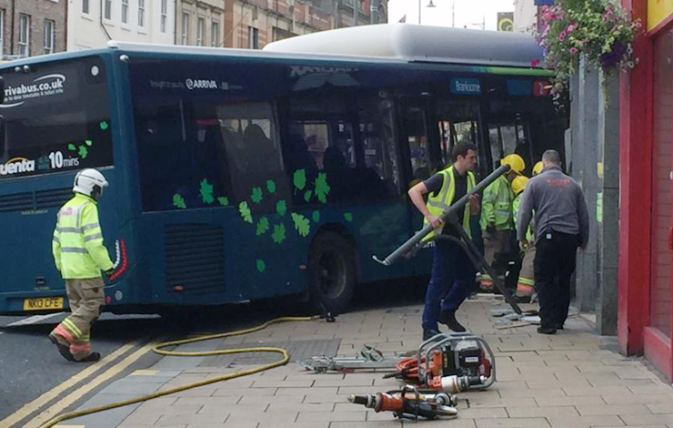ورود اتوبوس به بانک منجر به مرگ یک زن شد/ عکس