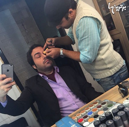 سلفی بازیگر معروف در زمان گریم و با چشمان بسته!/ عکس