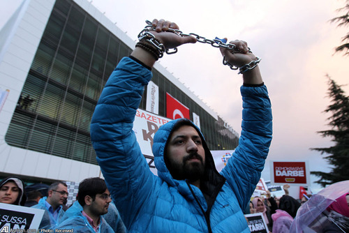 اعتراضات نمادین به تصمیم دادگاه در مقابل دفتر مرکزی روزنامه زمان