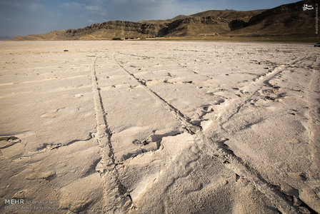 لایه خشک شده نمک که زیر آن لایه لجن مرطوب با بوی ماهی گندیده قرار دارد و برای ماشین و وسایل سنگین بسیار خطرناک است.br / 