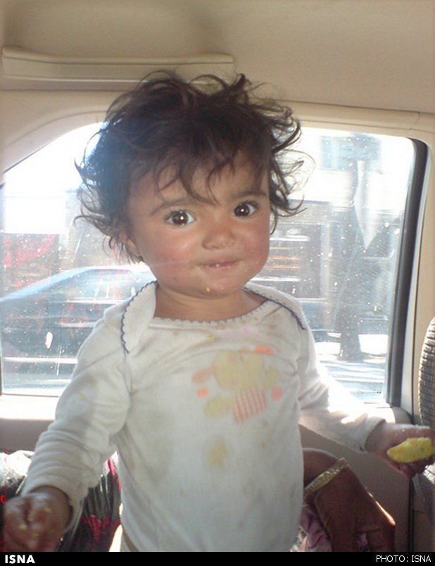 دختر 2 ساله، غرق در اعتیاد و گدایی!