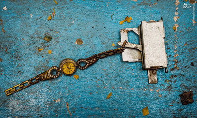  چاشنی بمبی که به یک ساعت مچی متصل شده است .