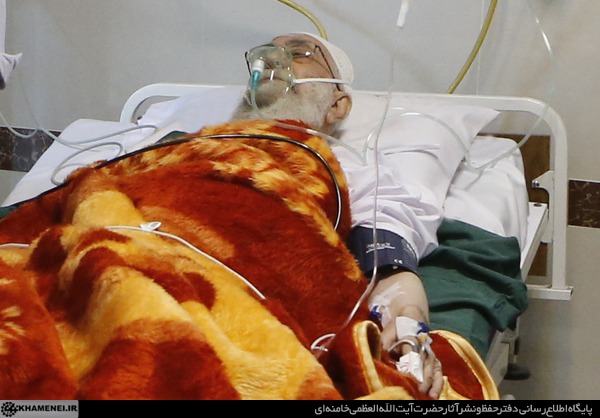 رهبر معظم انقلاب پس از انجام موفقیت‌آمیز عمل جراحی/ عکس