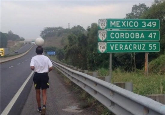 ثبت رکورد عجیب یک پیرمرد با توپ فوتبال! +عکس