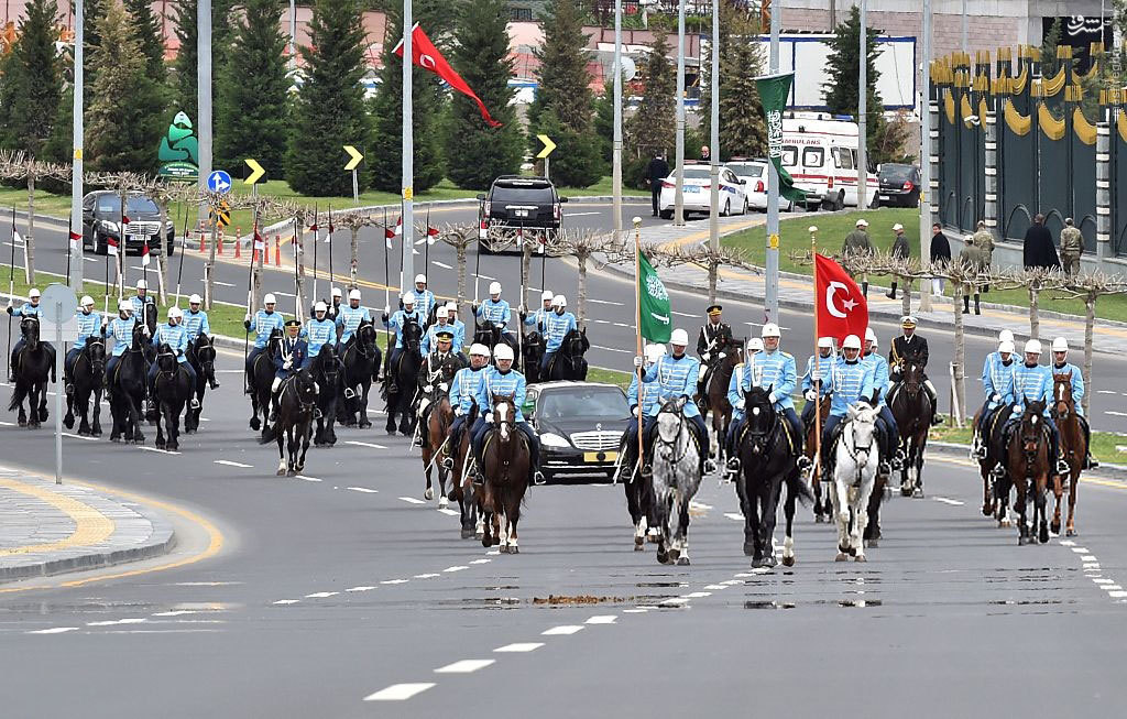 اسکورت متفاوت شاه سعودی/ عکس