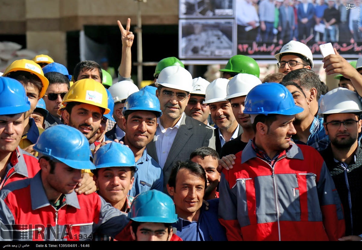 عکس یادگاری وزیر بهداشت با کارگران