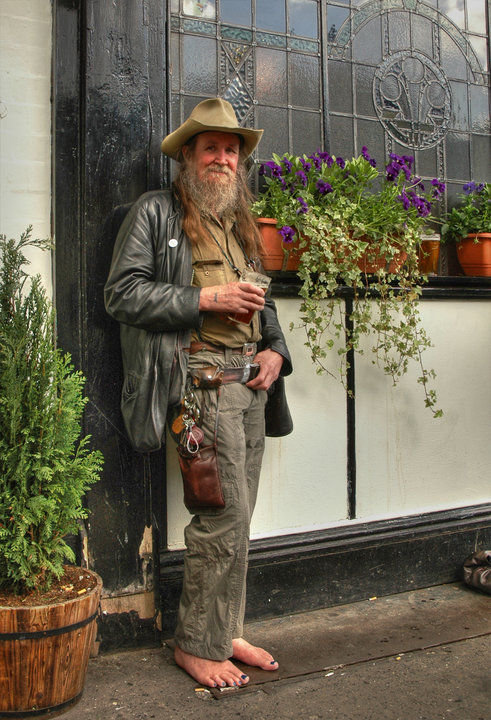 مردی که از کفش متنفر است/عکس