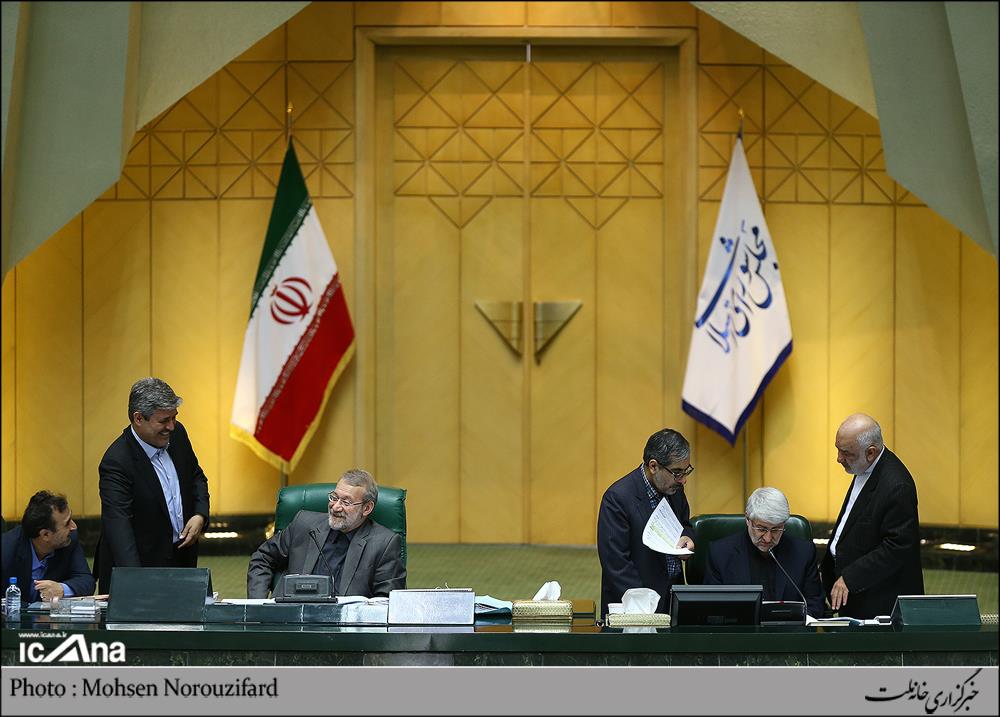 خنده های لاریجانی در صحن علنی مجلس/ عکس