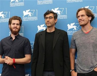 به ترتیب از راست به چپ: مایکل شانون (بازیگر)، رامین بحرانی (کارگردان) و اندرو گارفیلد (بازیگر) فیلم «99 خانه»