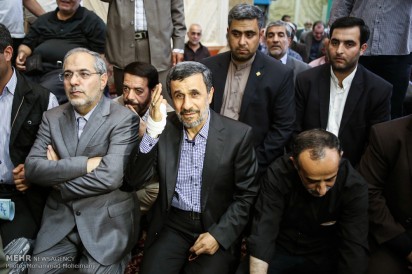 دست باند پیچی شده احمدی نژاد در مراسم ختم مرحوم نیری/عکس