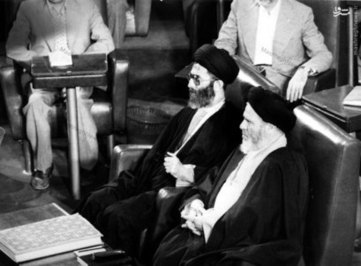 آیت الله خامنه‌ای به اتفاق آیت الله موسوی اردبیلی لحظاتی قبل از به جای آوردن مراسم تحلیف اولین دوره ریاست جمهوری