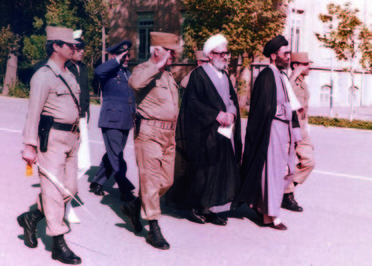 آیت الله مهدوی کنی در کنار آیت الله خامنه‌ای 