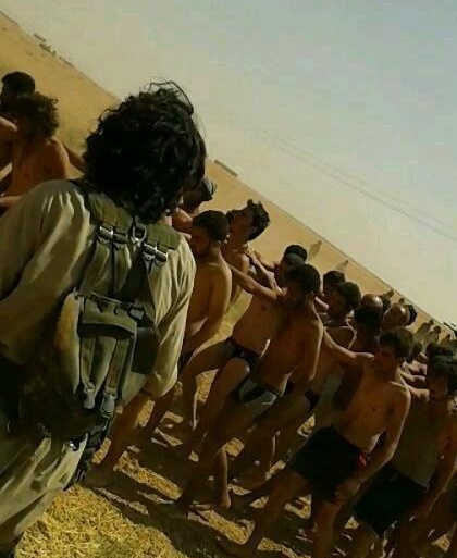 «داعش» 250 سرباز را در سوریه اعدام و روی هم تلنبار کرد /تصاویر (18+)