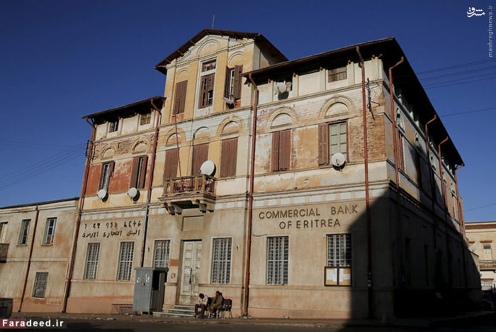 اریتره هشتمین کشور فقیر جهان در سال 1993 به استقلال دست یافت. این کشور از آن زمان تاکنون درگیری های بسیاری با همسایگان خود از جمله اتیوپی و یمن داشته است. با این که مردم اریتره هم اکنون با گرسنگی و کمبود غذا مواجه هستند اما آینده این کشور روشن به نظر می رسد. اریتره در حال حاضر یکی از سریع ترین رشدهای اقتصادی در جهان را دارا است و از انبوه منابعی همانند طلا و مس بهره مند است. درآمد سرانه در این کشور 1210 دلار می باشد