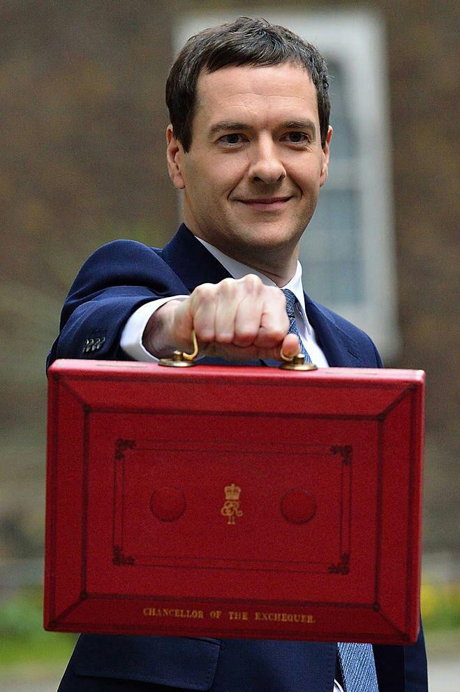 لایحه بودجه سالانه ایتالیا در یک چمدان/عکس