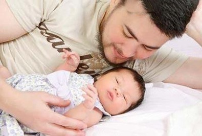 اولین پدری که مادر شد! توماس بیتی که با تائید پزشکان و طی اعمال جراحی متعدد جنسیت خود را تغییر داده بود، پس از اطلاع از عدم توانایی همسرش نانسی برای بچه دار شدن، خود تصمیم به بچه دار شدن گرفت و صاحب یک نوزاد دختر شد.