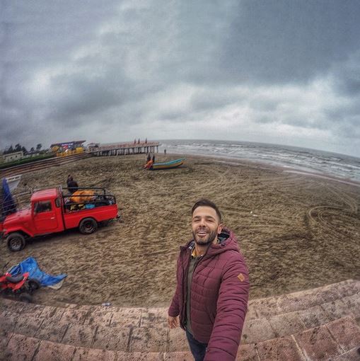 سلفی سیروان خسروی کنار دریا/ عکس