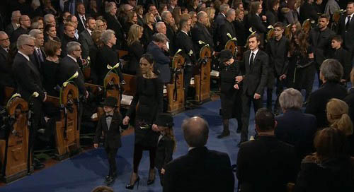 تصاویری از مراسم تشییع همزمان همسر و برادر خواننده مشهور