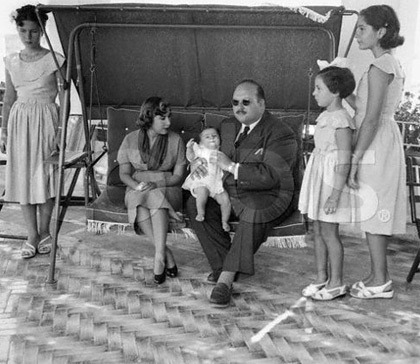 در کنار ملک فاروق (دختر سمت چپ)