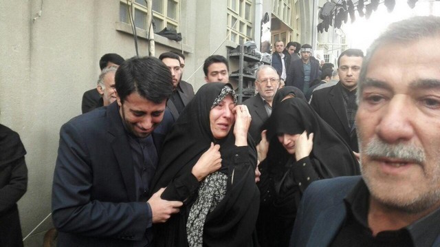 اشکهای فاطمه هاشمی در سوگ پدر/عکس