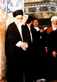 رهبر معظم انقلاب درحرم حضرت معصومه (س) درسال 1384 