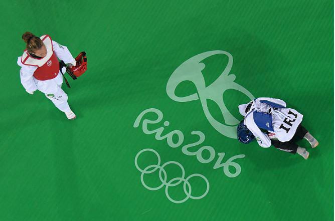 سجده شکر کیمیا علیزاده پس از کسب مدال المپیک/ عکس